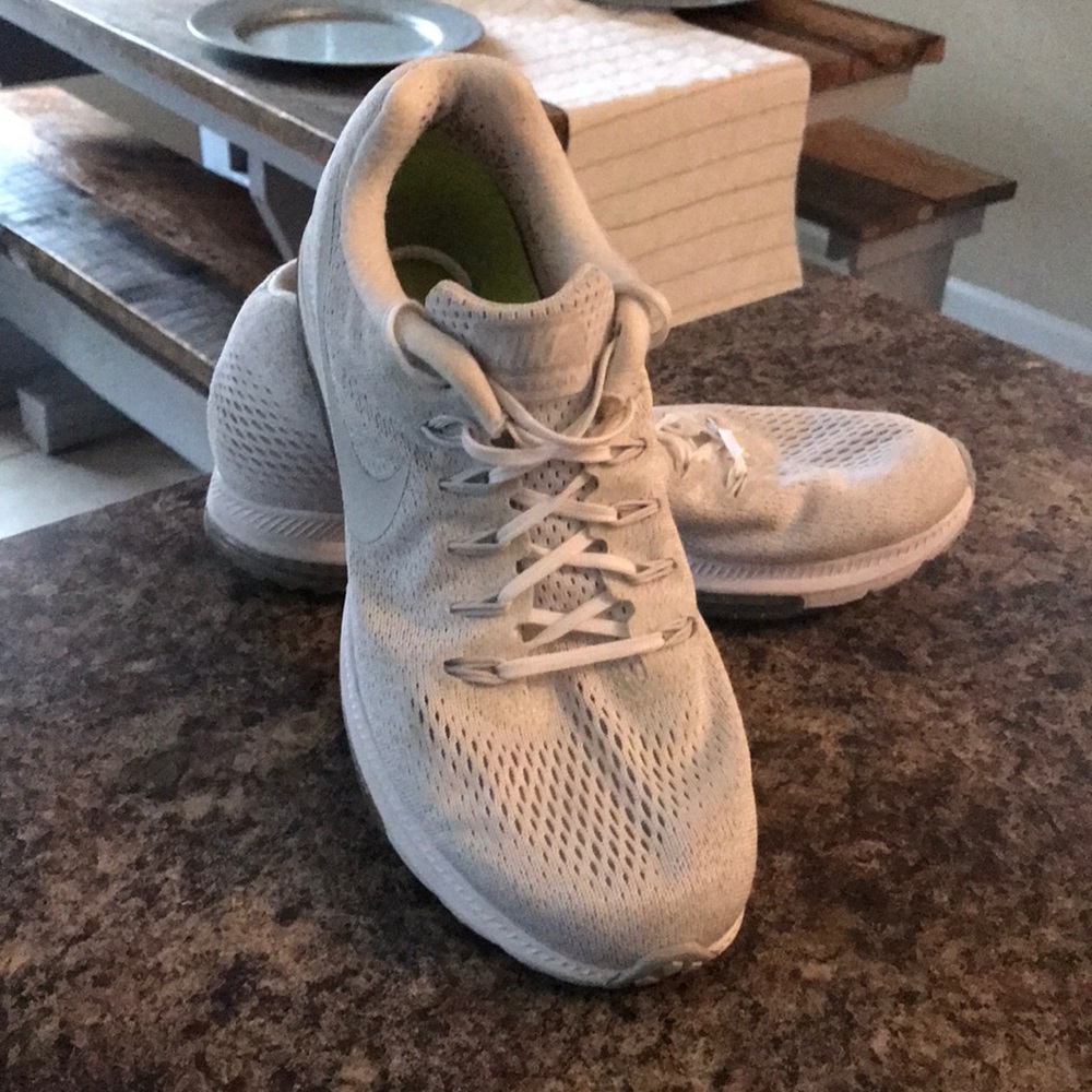 Nike Zoom All Out Tennis Shoes! SIZE 9